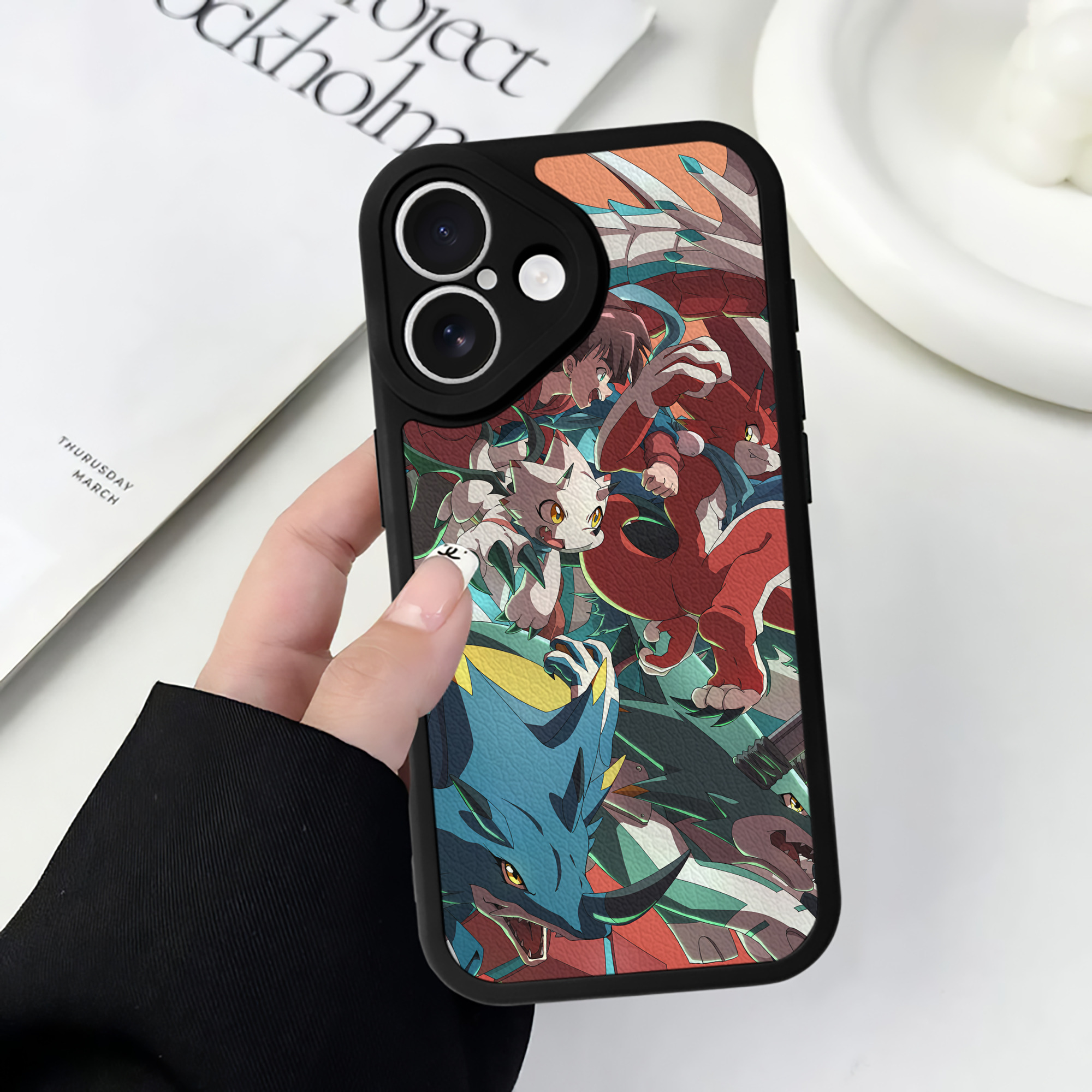 （画像用） Digimon デジタルモンスター/デジモン 【iPhone 16シリーズ対応】シリコンスマホケース（レザー調） 材質：シリコン